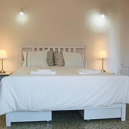 Апартаменти Daphne's House Families Only *